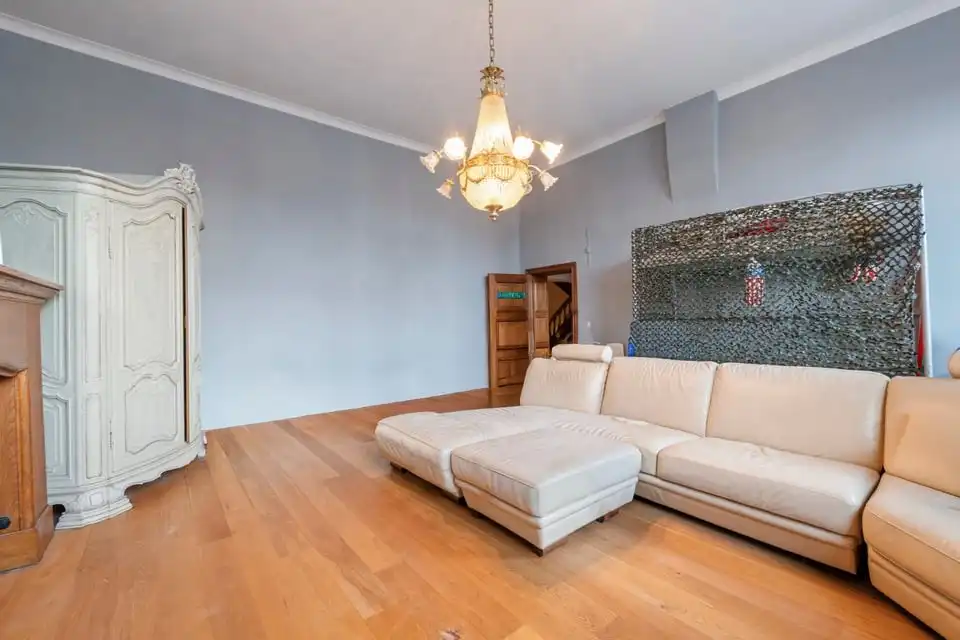 ICONISCH HANDELSPAND MET LUXUEUZE WOONST OP DE GROTE MARKT VAN SINT-TRUIDEN foto 15