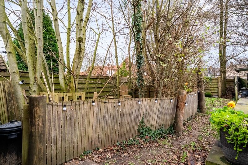 Roeselare-stadsrand. Zeer grote vernieuwde tussenwoning met 4 slaapkamers en tuin. Maar liefst  195m2 woonplezier / dubbel groot. Centraal gelegen. foto 11