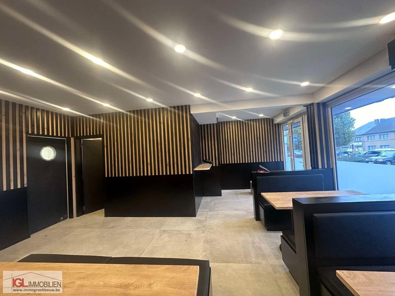 Volledig gerenoveerd handelspand aan het Vlezenbeekplein te koop foto 6