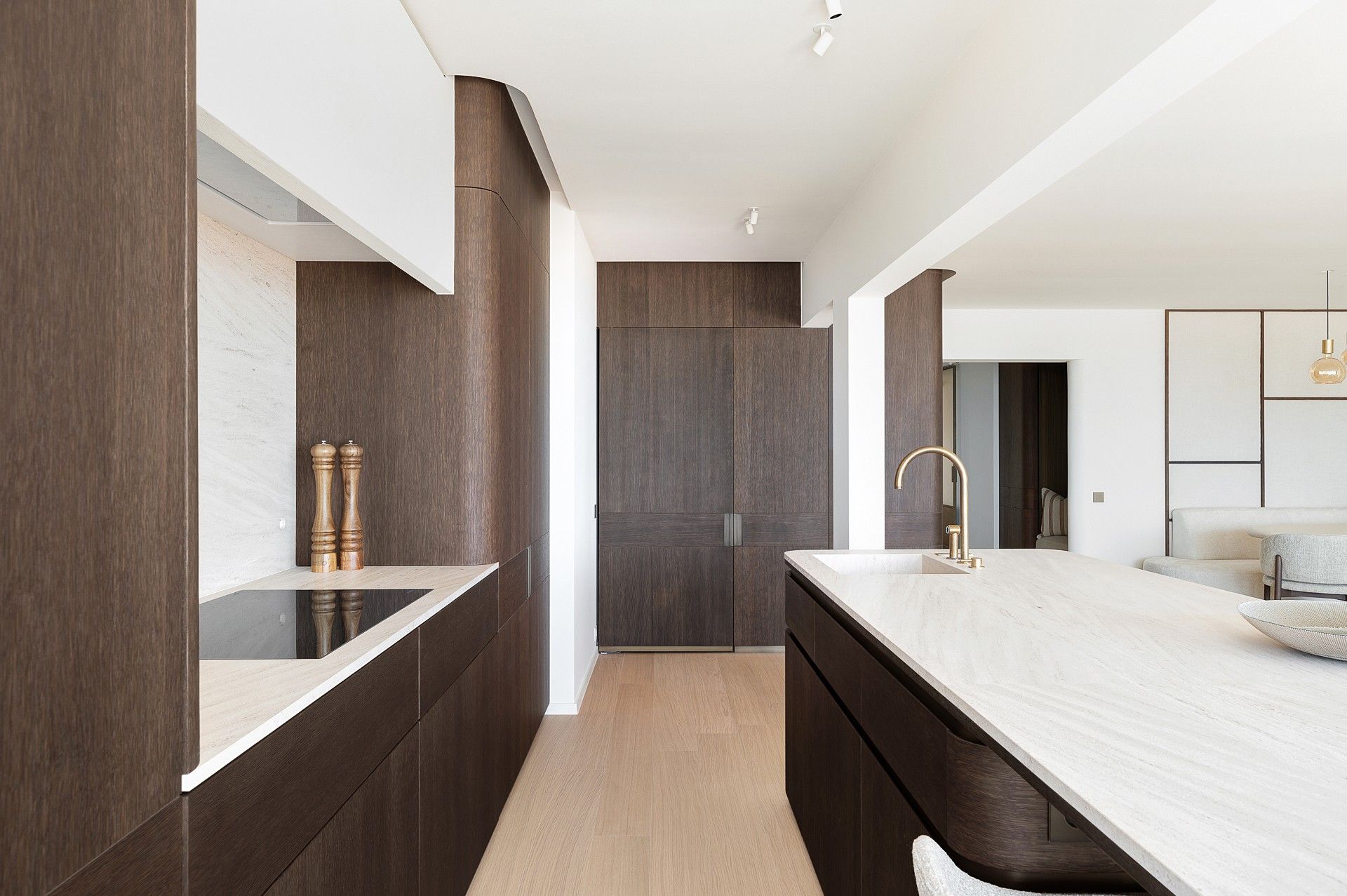 Exclusief en luxueus gerenoveerd appartement met frontaal zeezicht op topligging in Het Zoute foto 16