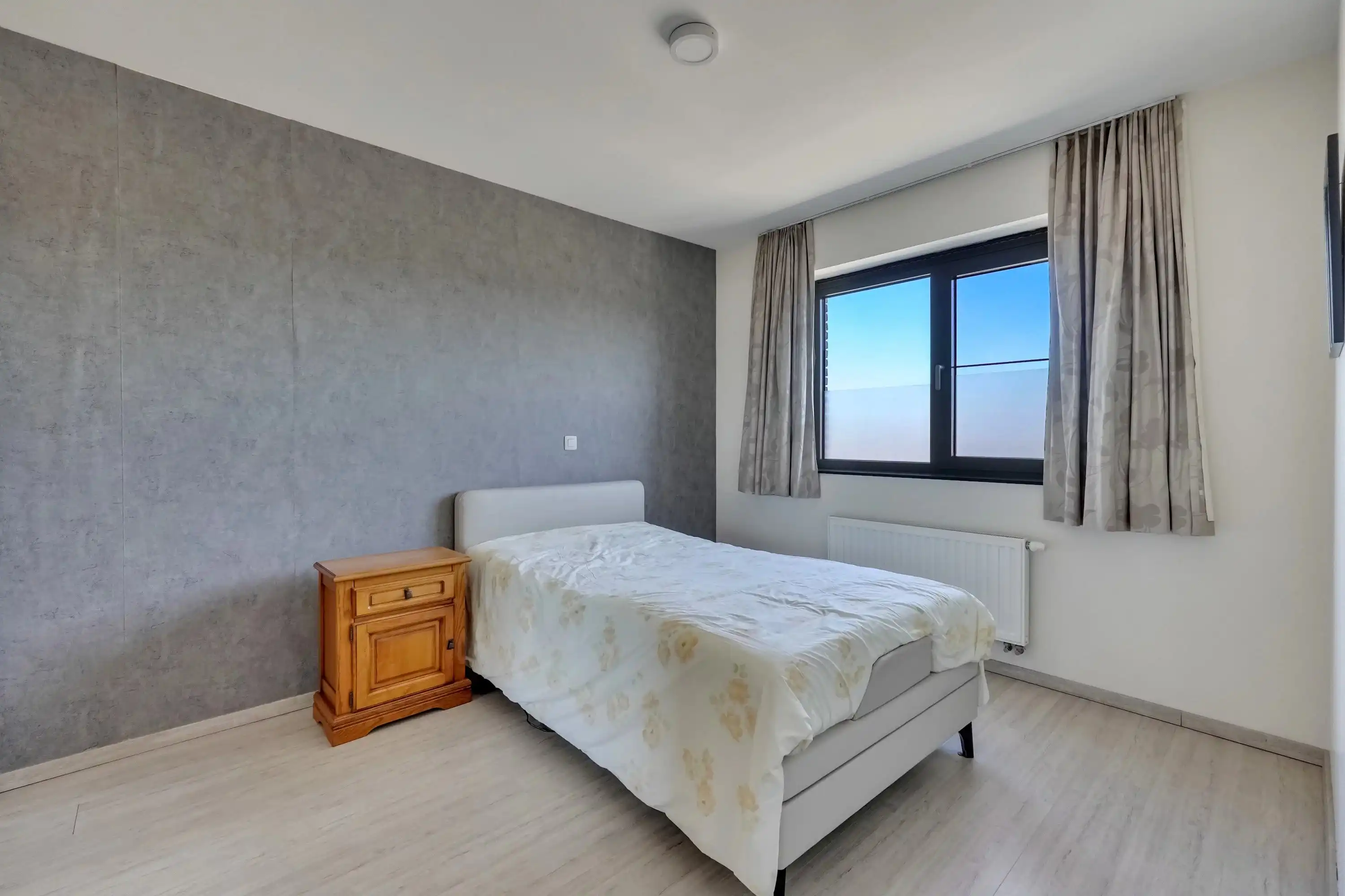 Instapklaar appartement met terras aan centrum Bilzen foto 14