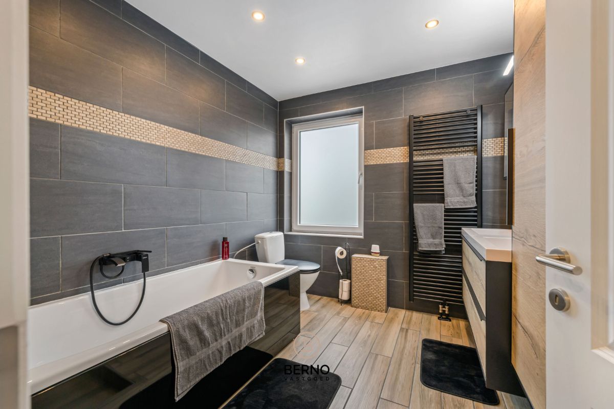 Ruime, gerenoveerde woning met knappe tuin foto 19