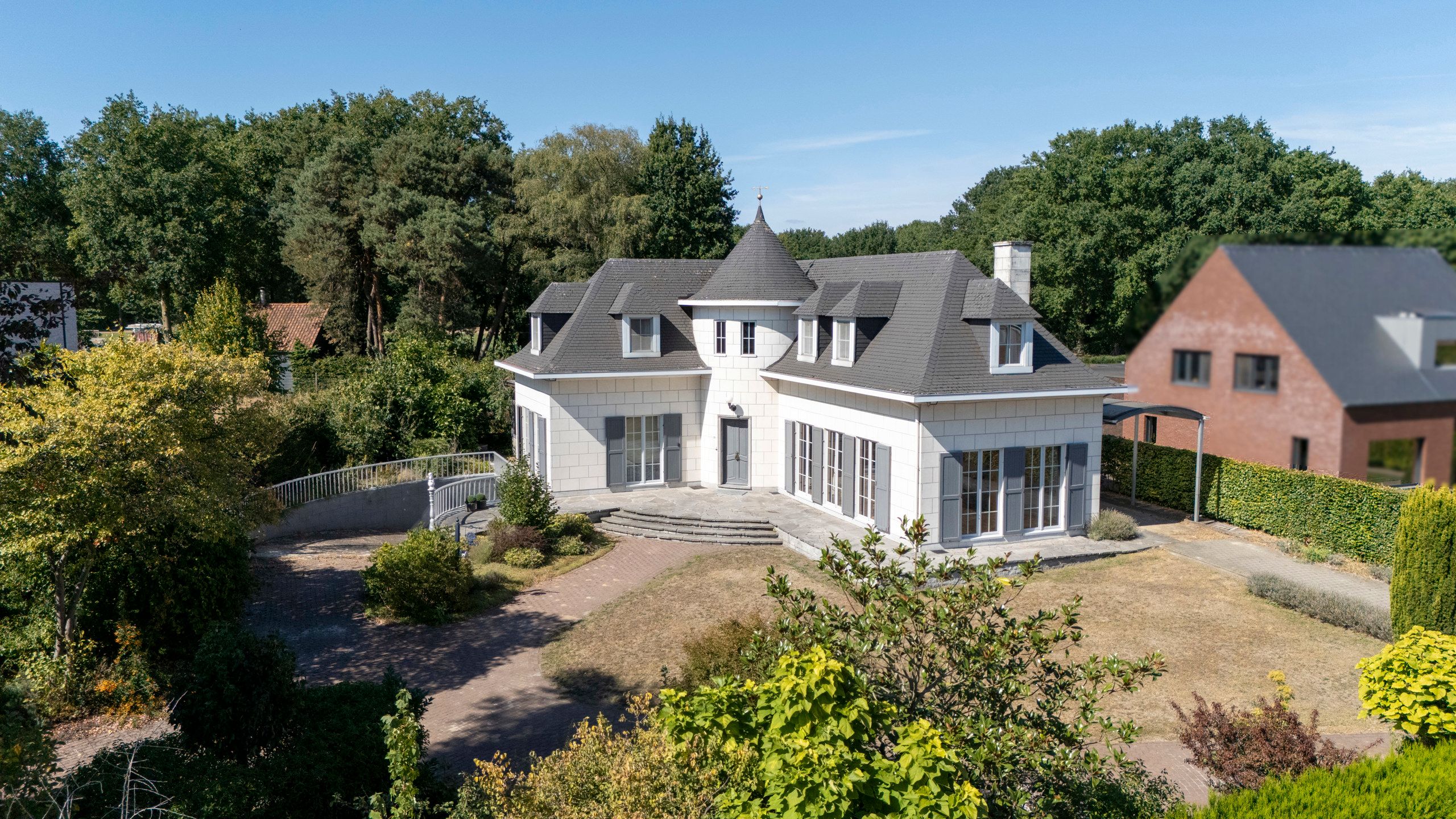Hoofdfoto van de publicatie: Uitzonderlijk gelegen villa nabij groen op grond van 2.785m²