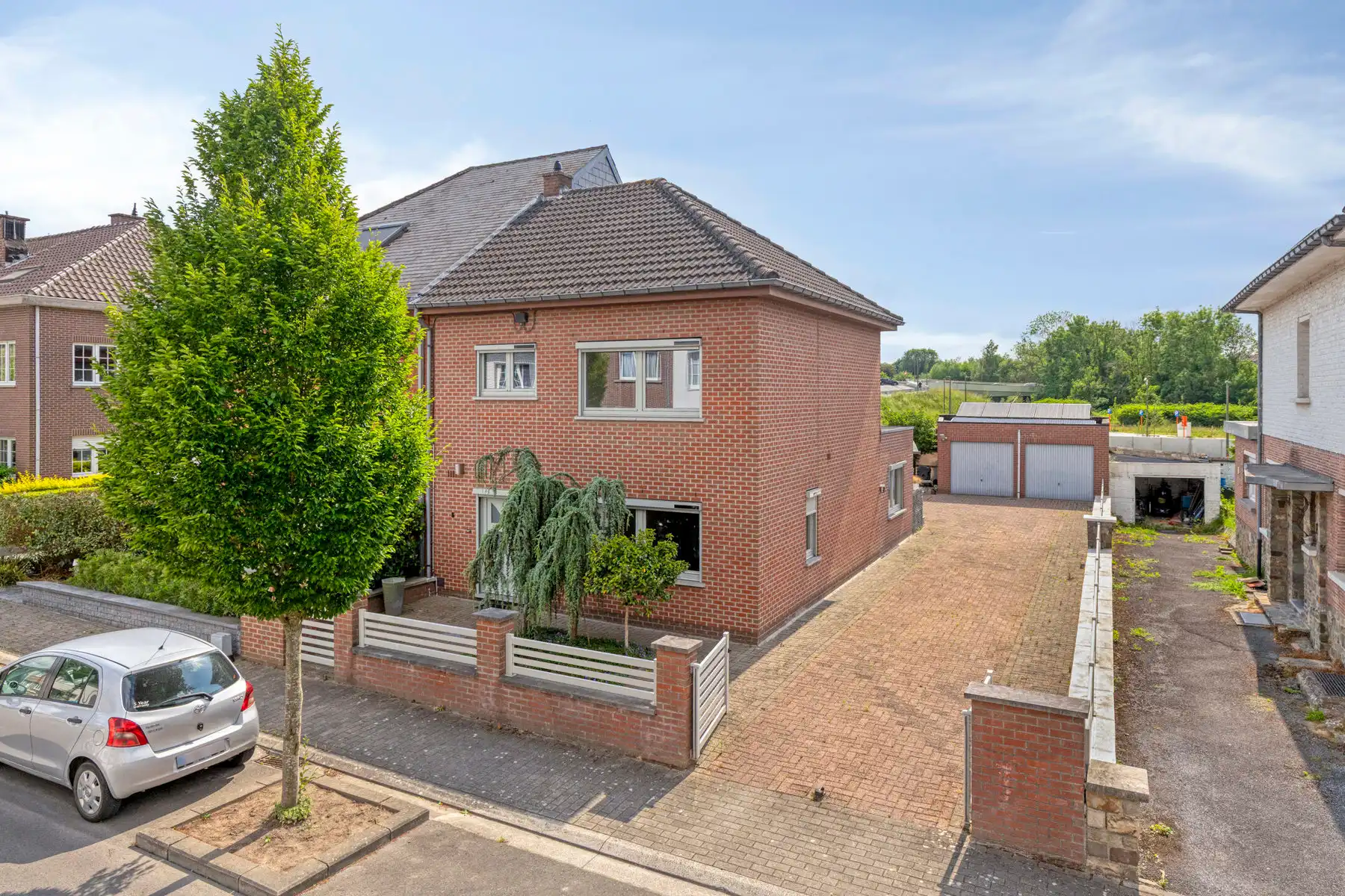 OPTIE Rustig gelegen woning met 2 garages foto {{pictureIndex}}