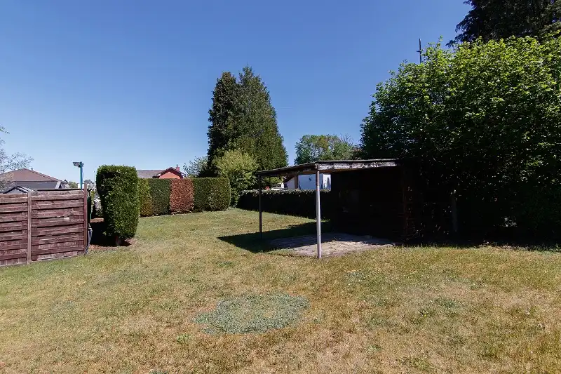 Ruime en rustig gelegen, te renoveren gelijkvloerse woning met bijna volledige onderkeldering op een knap perceel foto 2