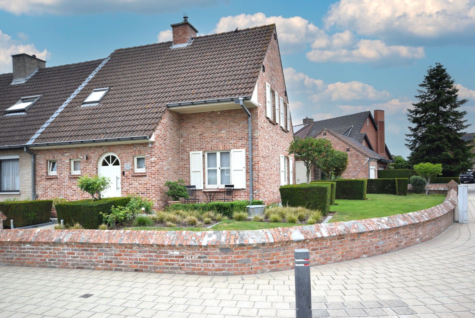 Hoofdfoto van de publicatie: GEZELLIGE HALFOPEN BEBOUWING MET AFZONDERLIJKE GROTE GARAGE