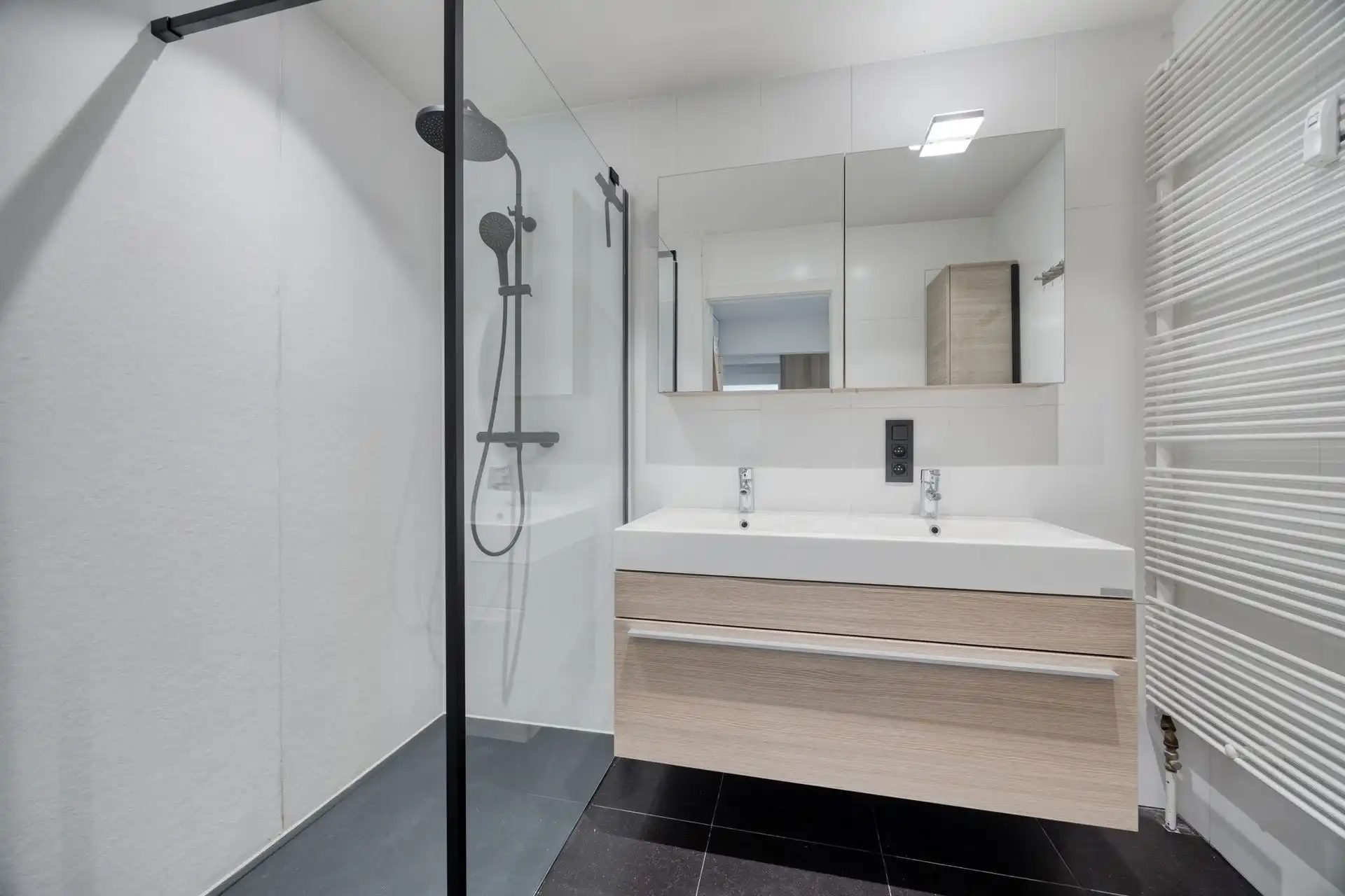 Zeer ruim, instapklaar appartement op een goede locatie foto 15