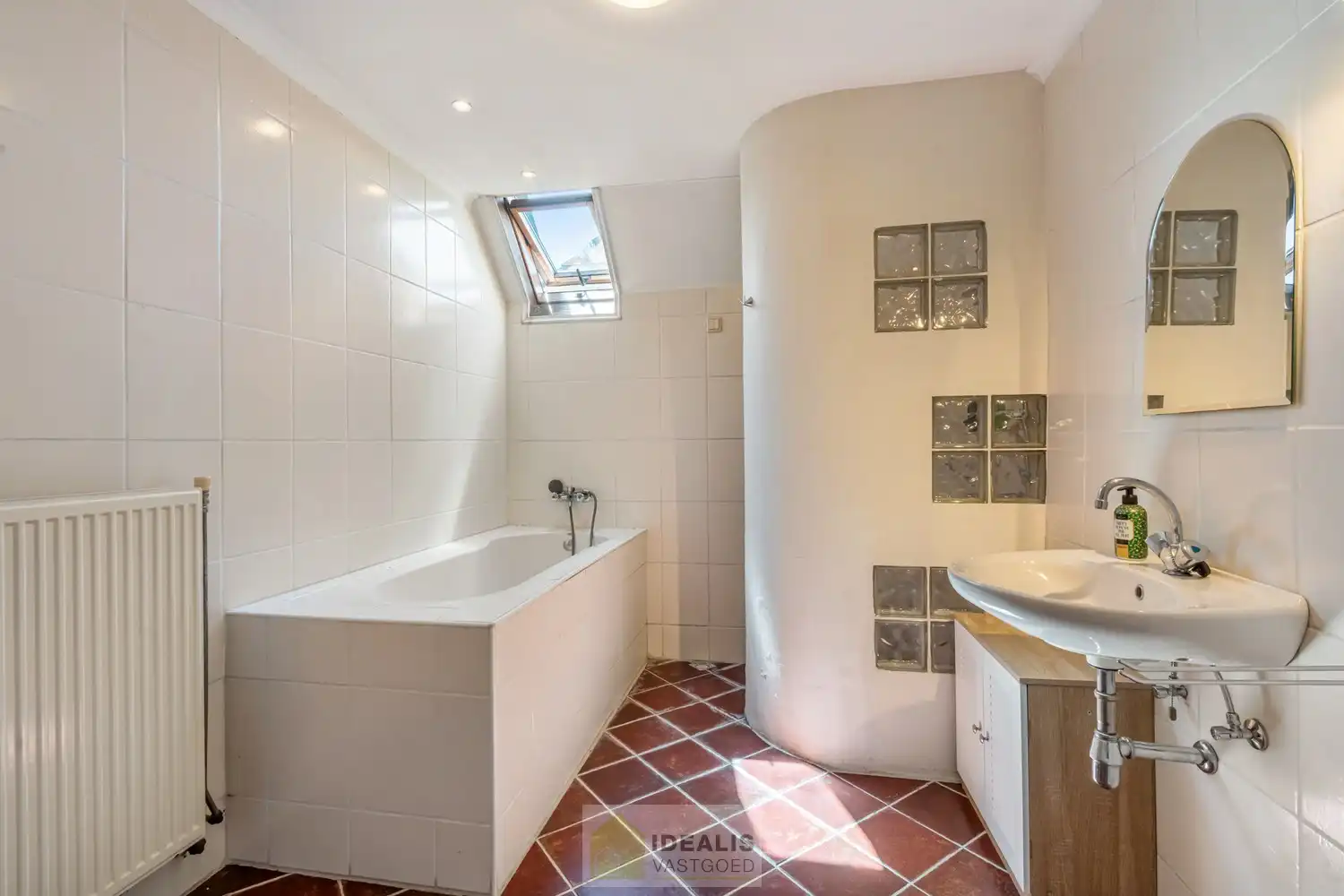 OP TE FRISSEN GEZINSWONING MET LICHTRIJKE LEEFRUIMTE EN AANSLUITEND RUIME KEUKEN, BERGING, BADKAMER VOORZIEN VAN DOUCHE EN BAD EN 3 SLAAPKAMERS OP EEN PERCEEL VAN 5A 37A - Deze woning omvat +-158m² bewoonbare oppervlakte verdeeld over een lichtrijke woonkamer met aansluitend een ruime keuken, berging, badkamer voorzien van douche en bad en 3 slaapkamers. De woning is gelegen op een aangenaam perceel van 5a 37ca vlakbij het centrum van Opitter (Bree), op fietsafstand van winkels, horeca en scholen,… Zeer geschikt voor kandidaten op zoek naar een op te frissen woning met karakter die ruimte en rust biedt doch dicht bij allerlei faciliteiten is gelegen. foto 18