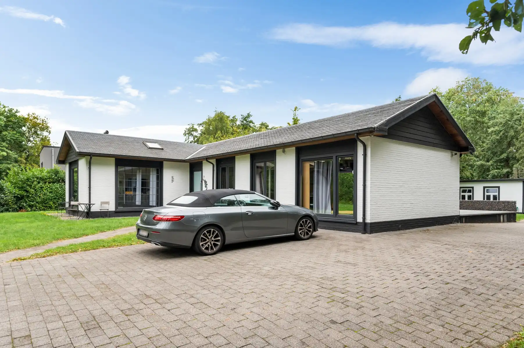 Lichtrijke laagbouwwoning met zwembad en werkplaats foto 2