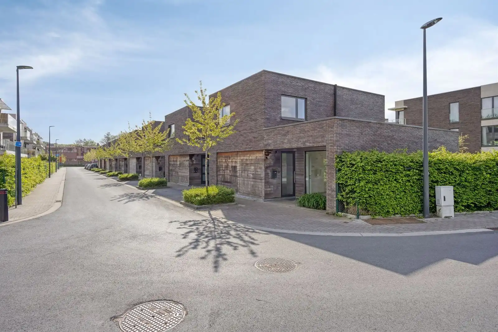 Recente 3-gevelwoning met 3 slaapkamers, tuin en garage foto 4