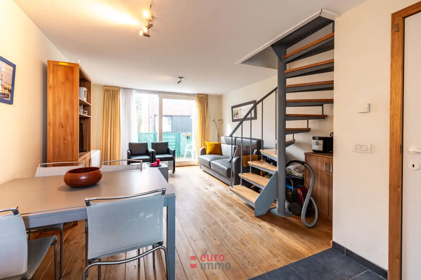 Nabij de havengeul gelegen, zéér gezellige woning met bijhorende parking! foto 6