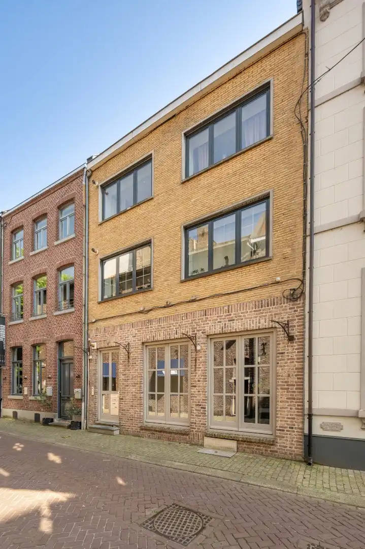 Comfortabel duplex appartement op de 3de en 4de verdieping van een kleinschalige residentie op een steenworp van de historische markt!  foto 3