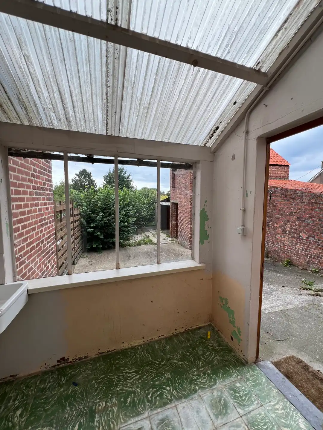 Fantastisch mooi en rustig gelegen te renoveren woning  foto 17