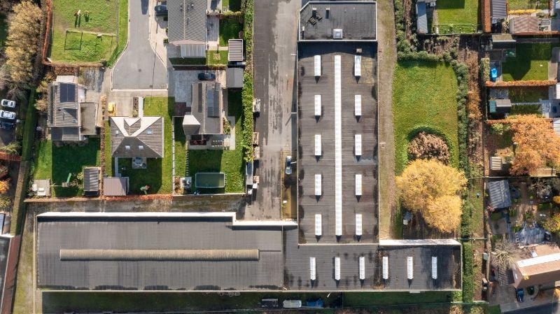 Roeselare-stadskern. Centraal gelegen magazijn van 380m2 met laadkaai en 2 poorten met een uitstekende bereikbaarheid. KMO-site met ruime oprit. foto 5