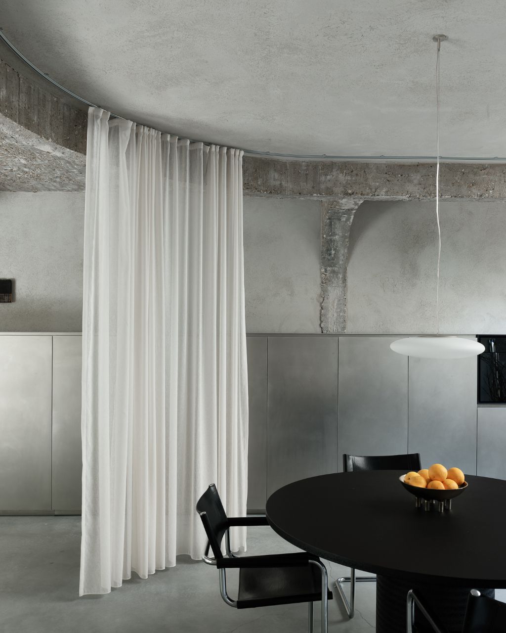 Uniqum - Architectuur tot op haar essentie. Een bijzonder doordacht brutalistisch appartement met tuin op een gegeerde locatie nabij het Sint-Pietersstation. foto 9