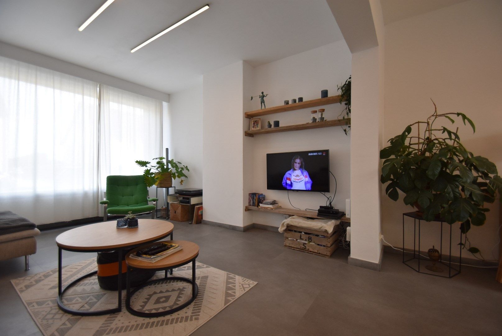 * * WACHTLIJST VOLZET * * Zeer grondig en geslaagd gerenoveerde woning met terras en dubbele autostandplaats foto 15