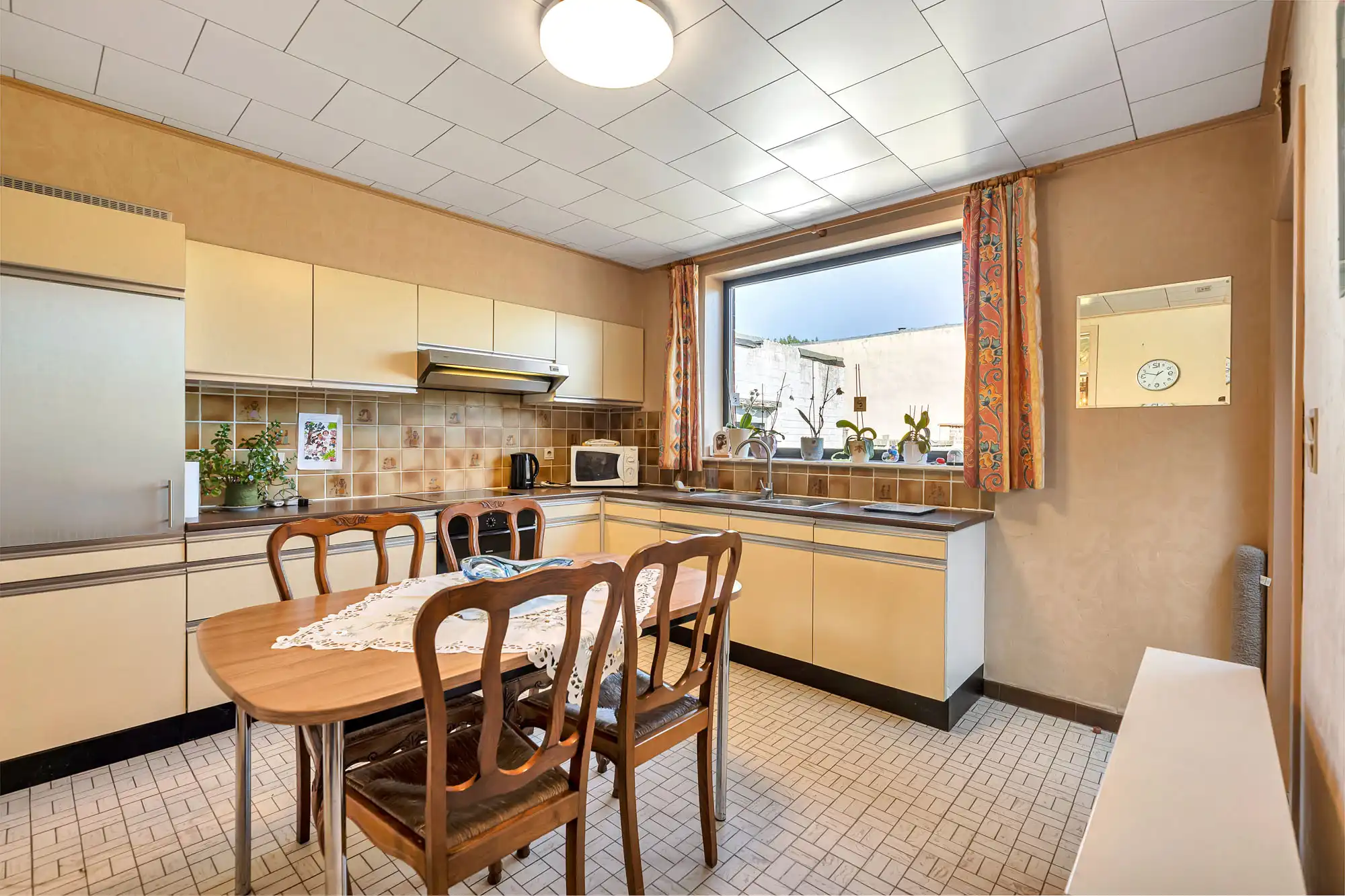 Rustig gelegen, goed onderhouden woning met twee garage's foto 7