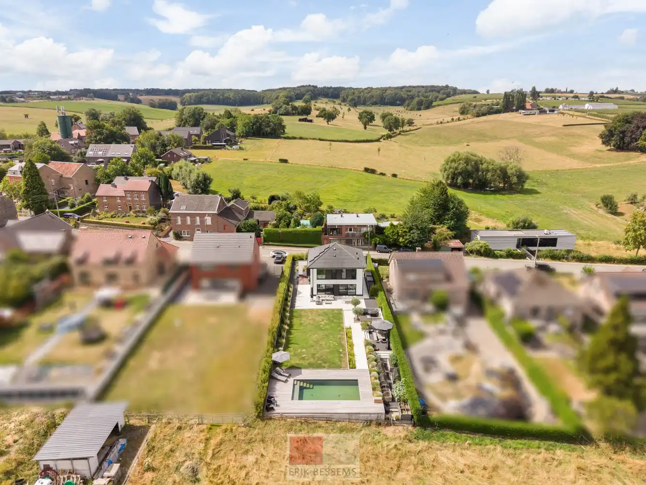 Op een royaal perceel van circa 910 m² ligt deze moderne en energiezuinige woning van circa 177 m² bewoonbare oppervlakte, met een weids panorama over het Limburgse Heuvelland. foto 55