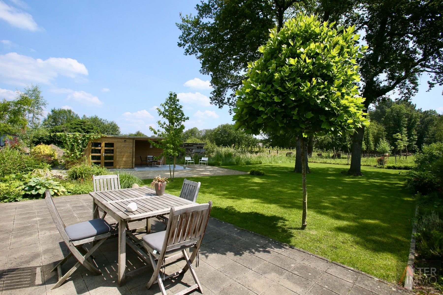 Stijlvolle, tijdloze en volledig gelijkvloerse woning met 3 slaapkamers, inpandige garage, tuinlounge en een schitterende tuin met een adembenemend uitzicht op een oase van groen! foto 1