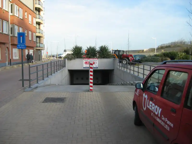 Garage te koop foto {{pictureIndex}}