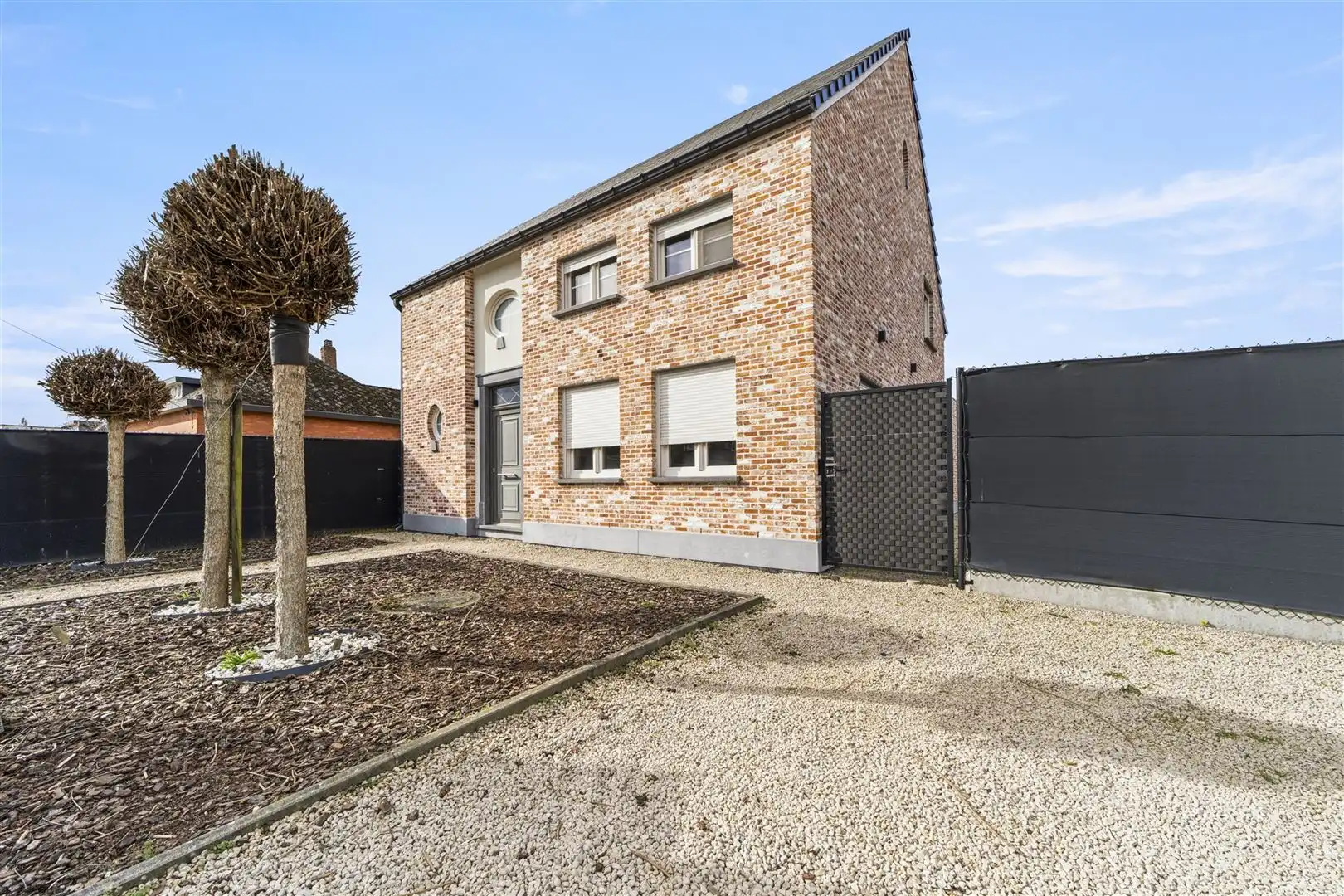 TE KOOP: Kwalitatief afgewerkte woning te Heusden-Zolder! foto {{pictureIndex}}