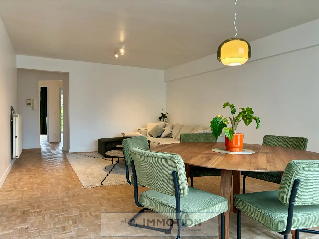 Comfortabel appartement met 2 slaapkamers en staanplaats in centrum Kortrijk foto {{pictureIndex}}