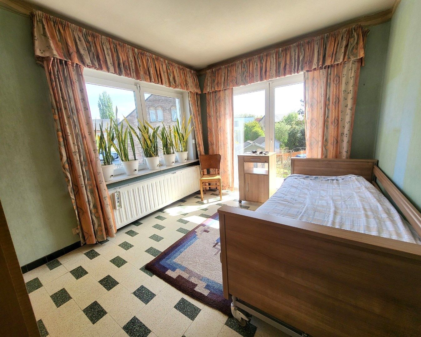 Statig gluurt deze villa naar haar omgeving... foto 12