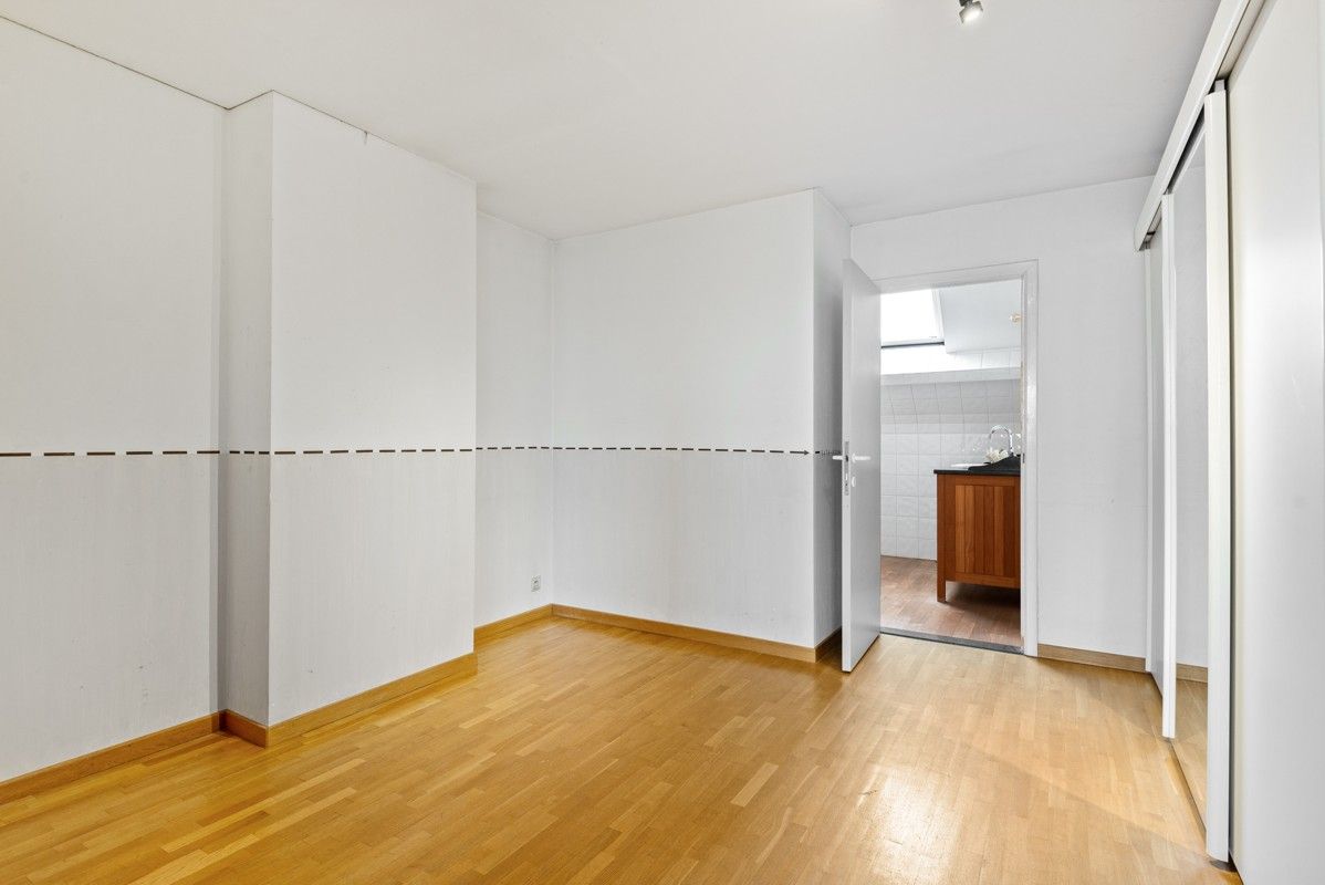 Ruim duplexappartement met mogelijk 4 slaapkamers en 2 badkamers, gezellig terras en ruime garage. foto 15