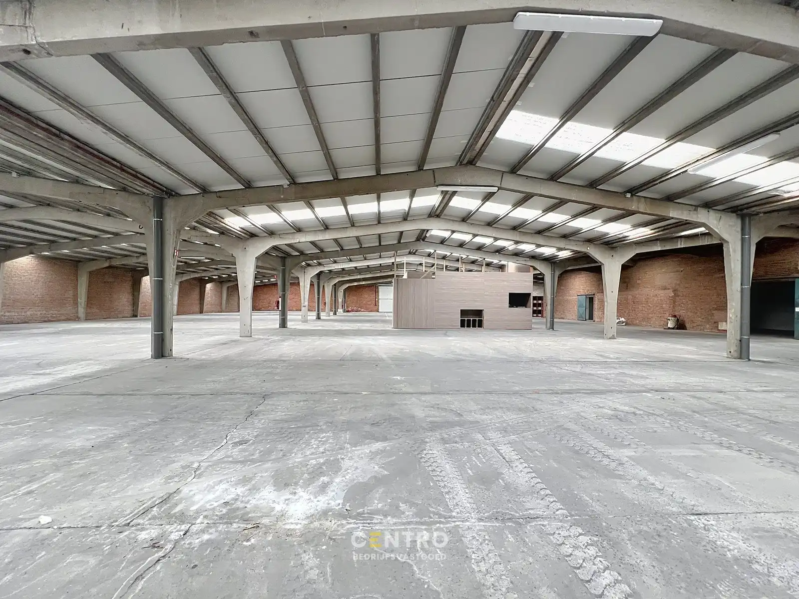 Magazijn van 2.400 m², extra parking en geïntegreerde kantoorruimte in nabijheid van vele baanwinkels vlak bij de RING van Poperinge ! foto 9