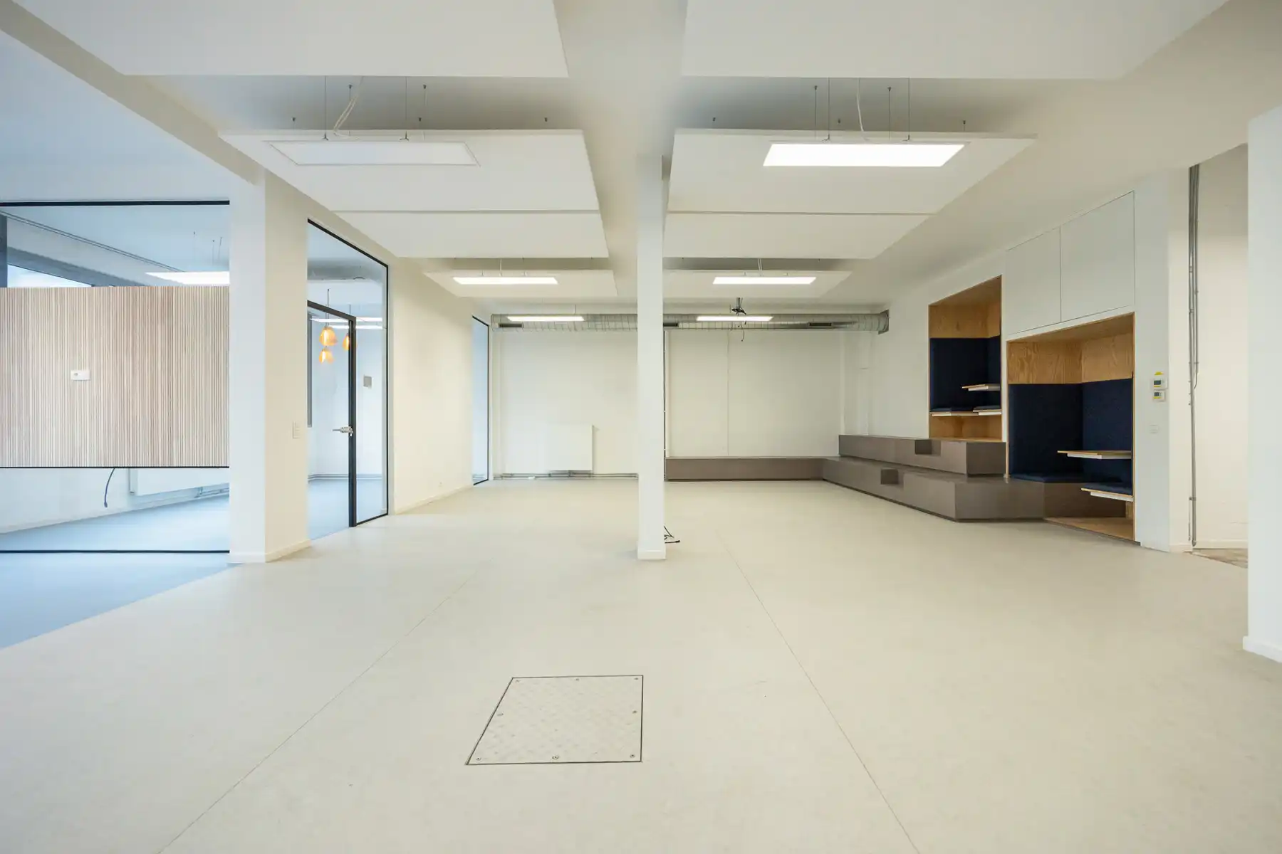 Instapklaar kantoorgebouw te koop in Merksem foto 34