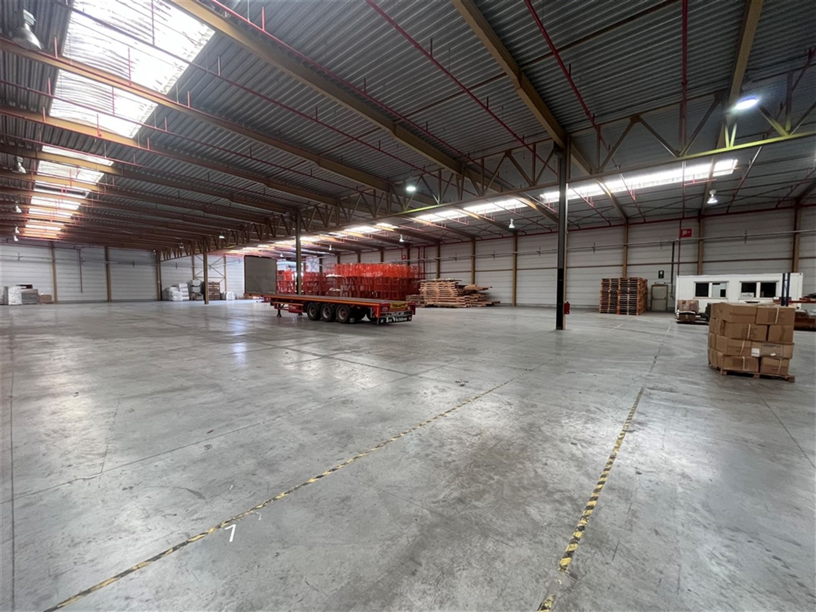 Magazijn met laad- en loskades en ruime parking foto 6