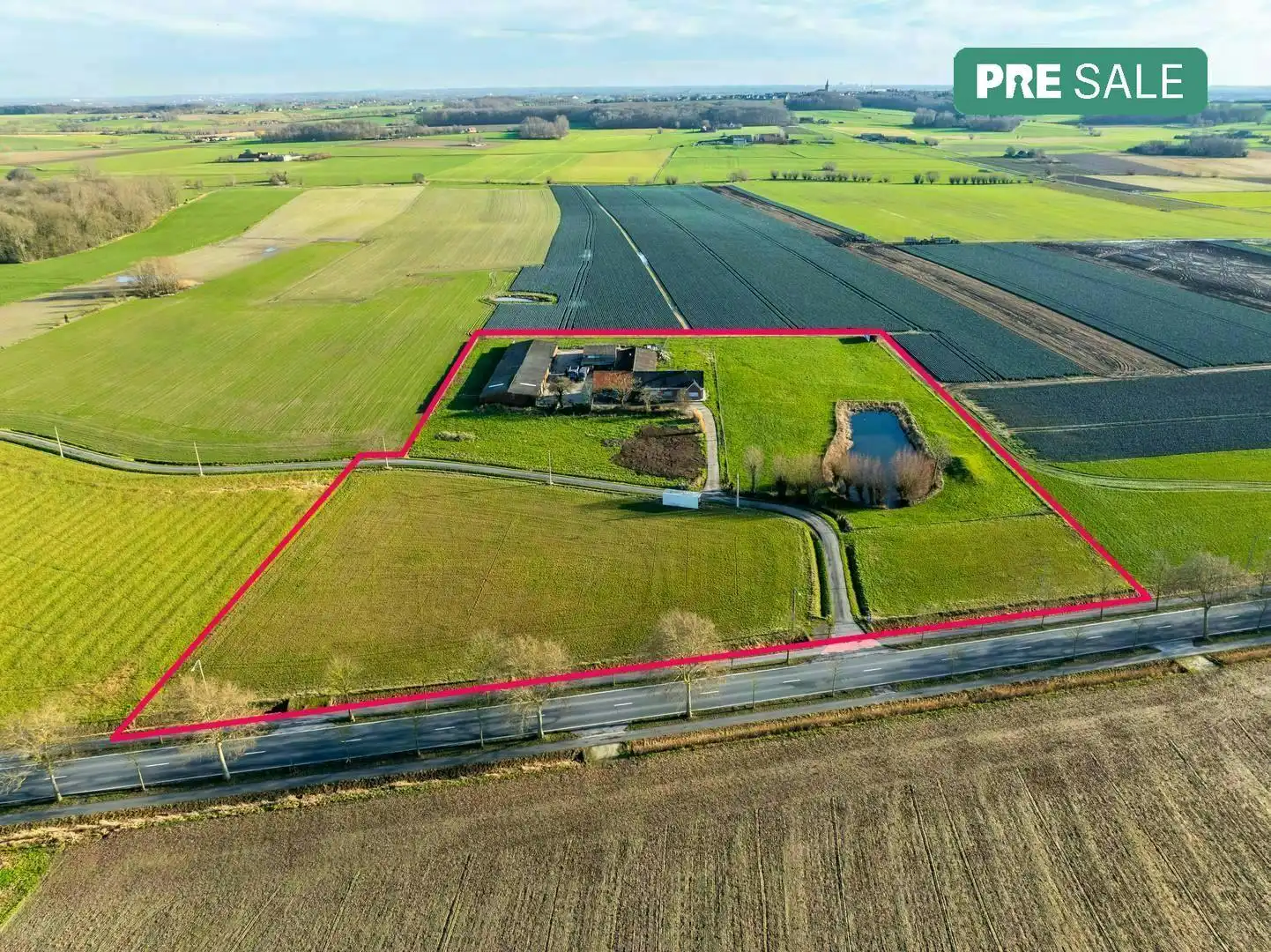 Hoofdfoto van de publicatie: Authentiek te renoveren hoeve met uniek potentieel op bijna 3 hectare in Voormezele 