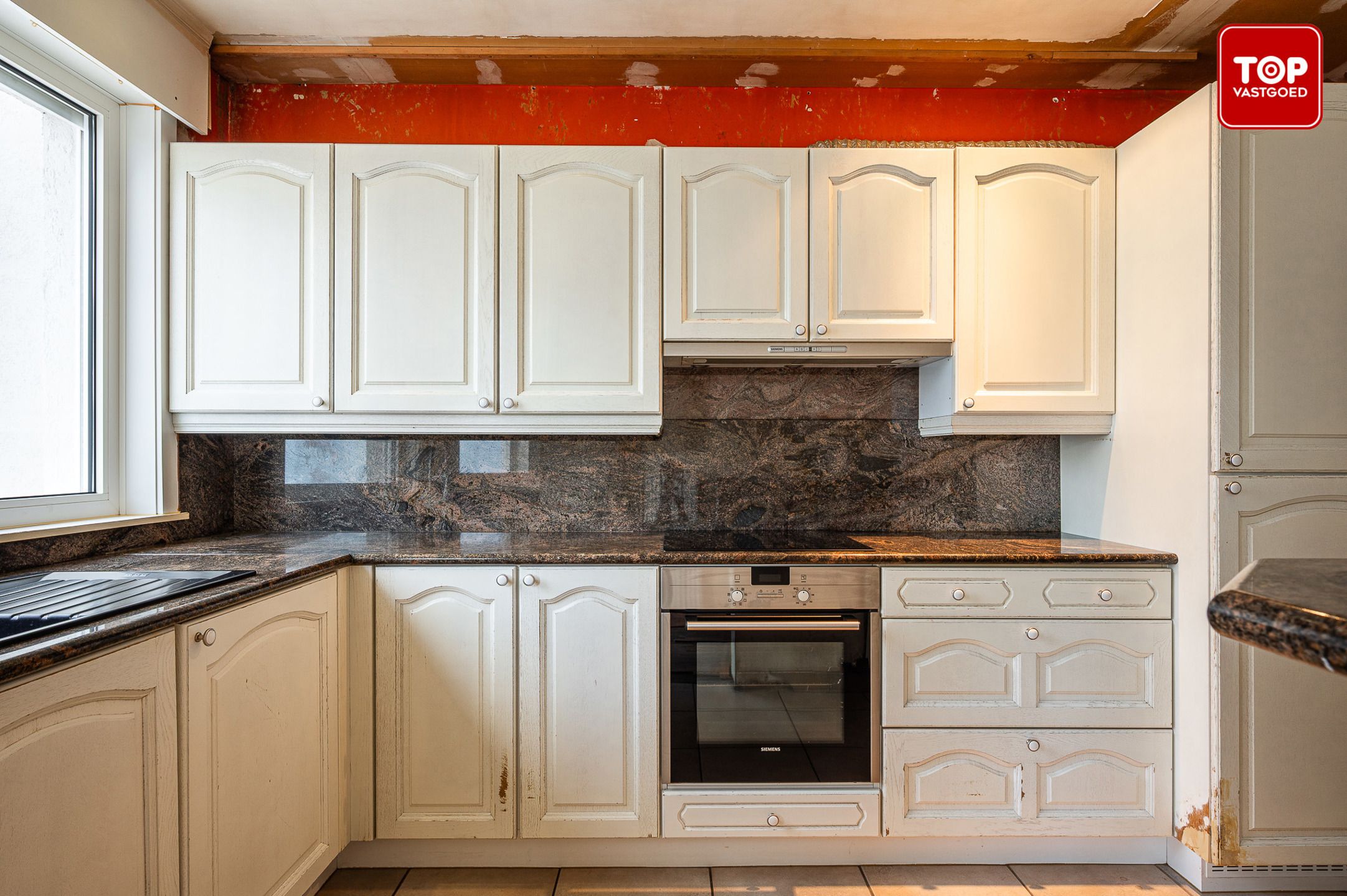 Te renoveren half open woning met tuin en garage. foto 9