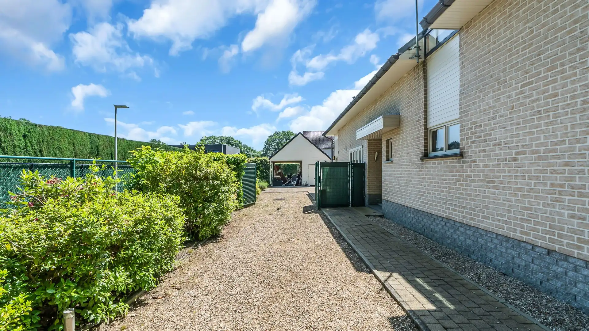 Ruime en instapklare woning met zwembad in Genk (Bret) foto 3