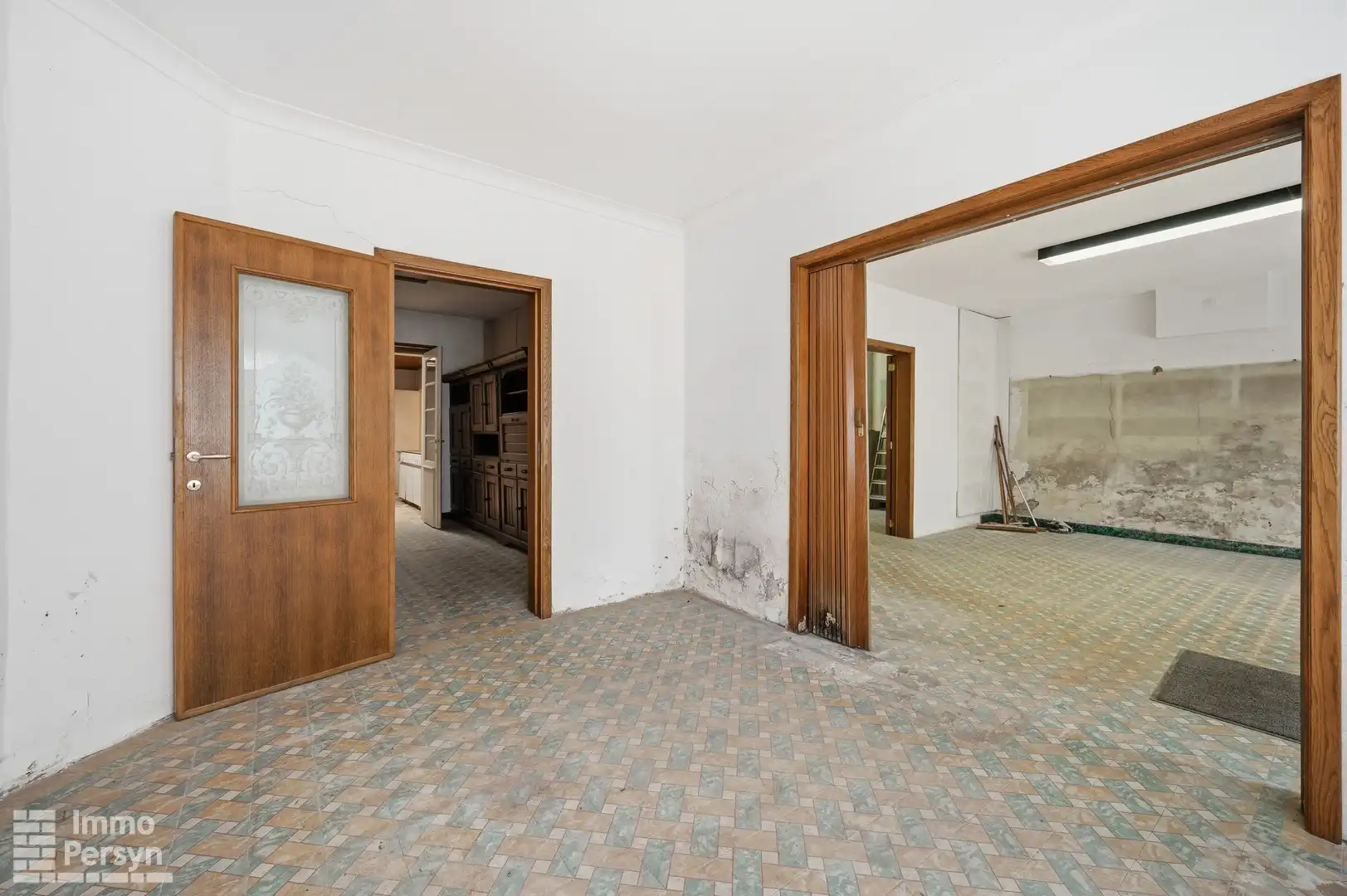 Te renoveren woning met zuidtuin en achteringang met garages foto 5