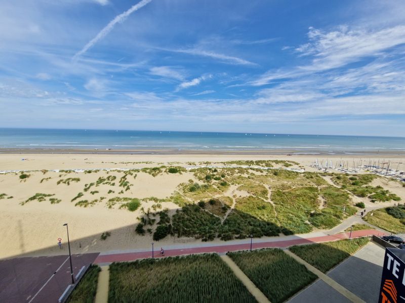 Te renoveren appartement met panoramisch zicht op zee foto 6