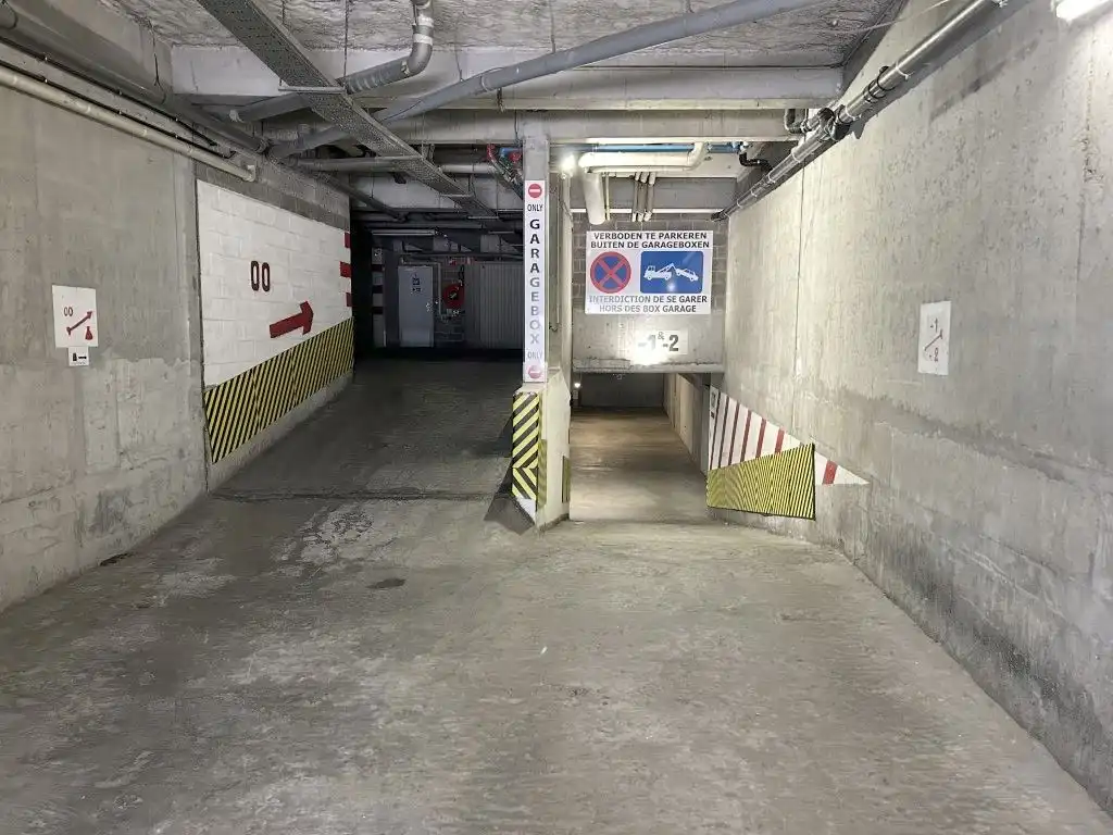 Ruime garage op centrale locatie foto 6