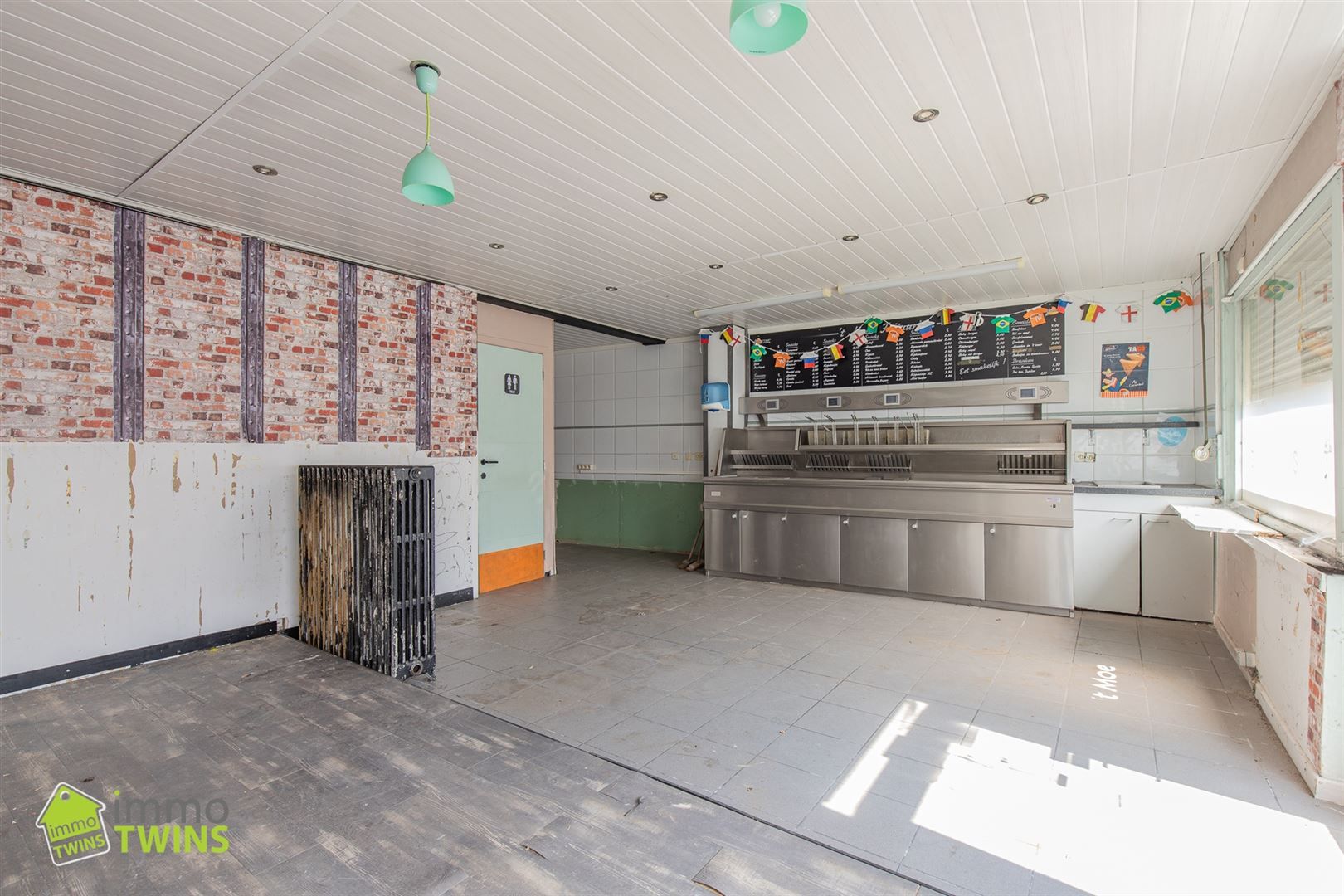 Handelswoonst op commerciële topligging te Moerzeke/Kastel  foto 3