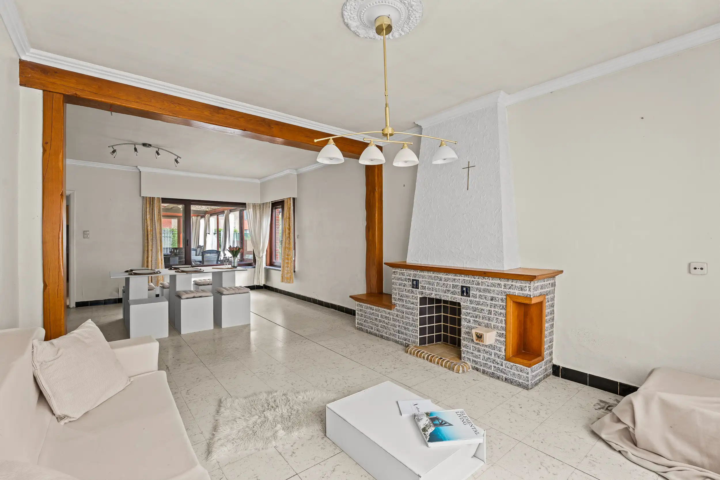Gezinswoning met 3 slaapkamers en potentieel! foto 2