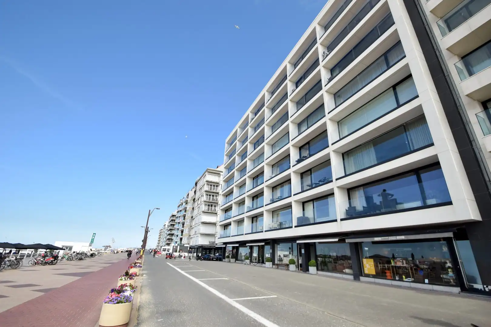 Te huur: commercieel handelspand op de zeedijk in hartje Zoute. foto {{pictureIndex}}