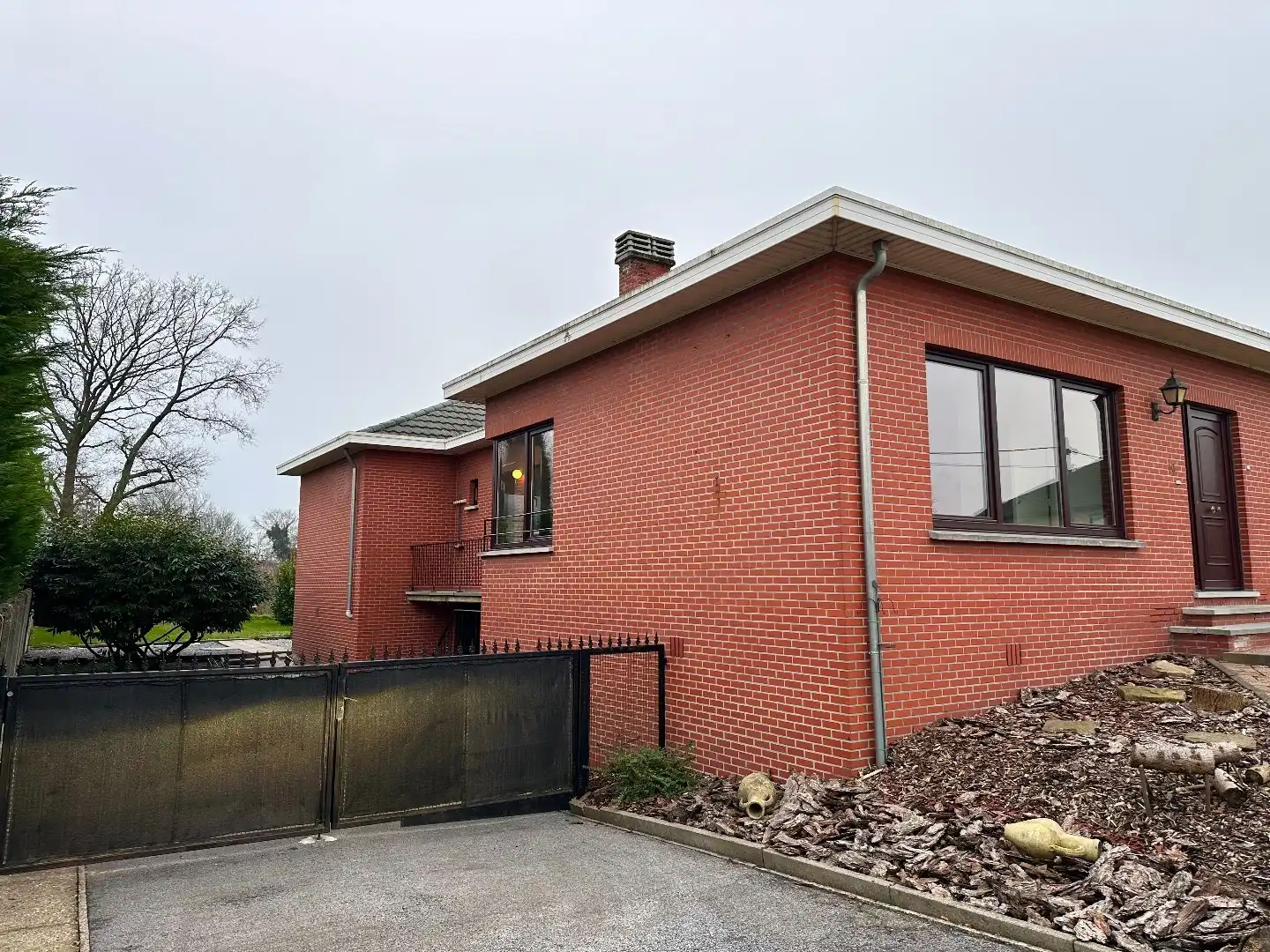 Halfopen woning met ruime tuin foto 27