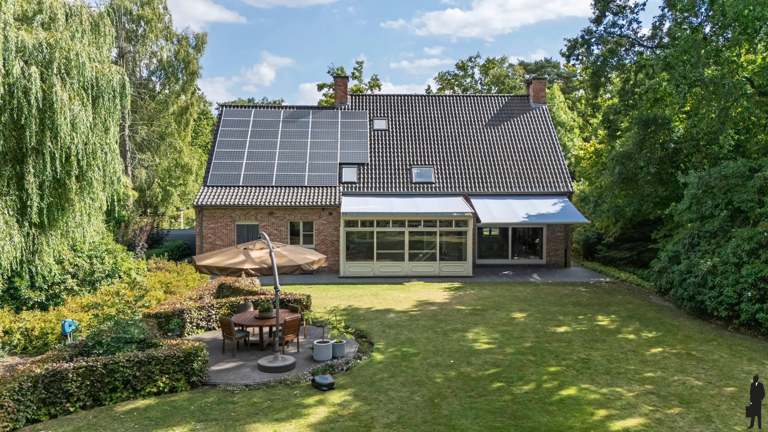 Ruime villa met aangelegde tuin foto 31