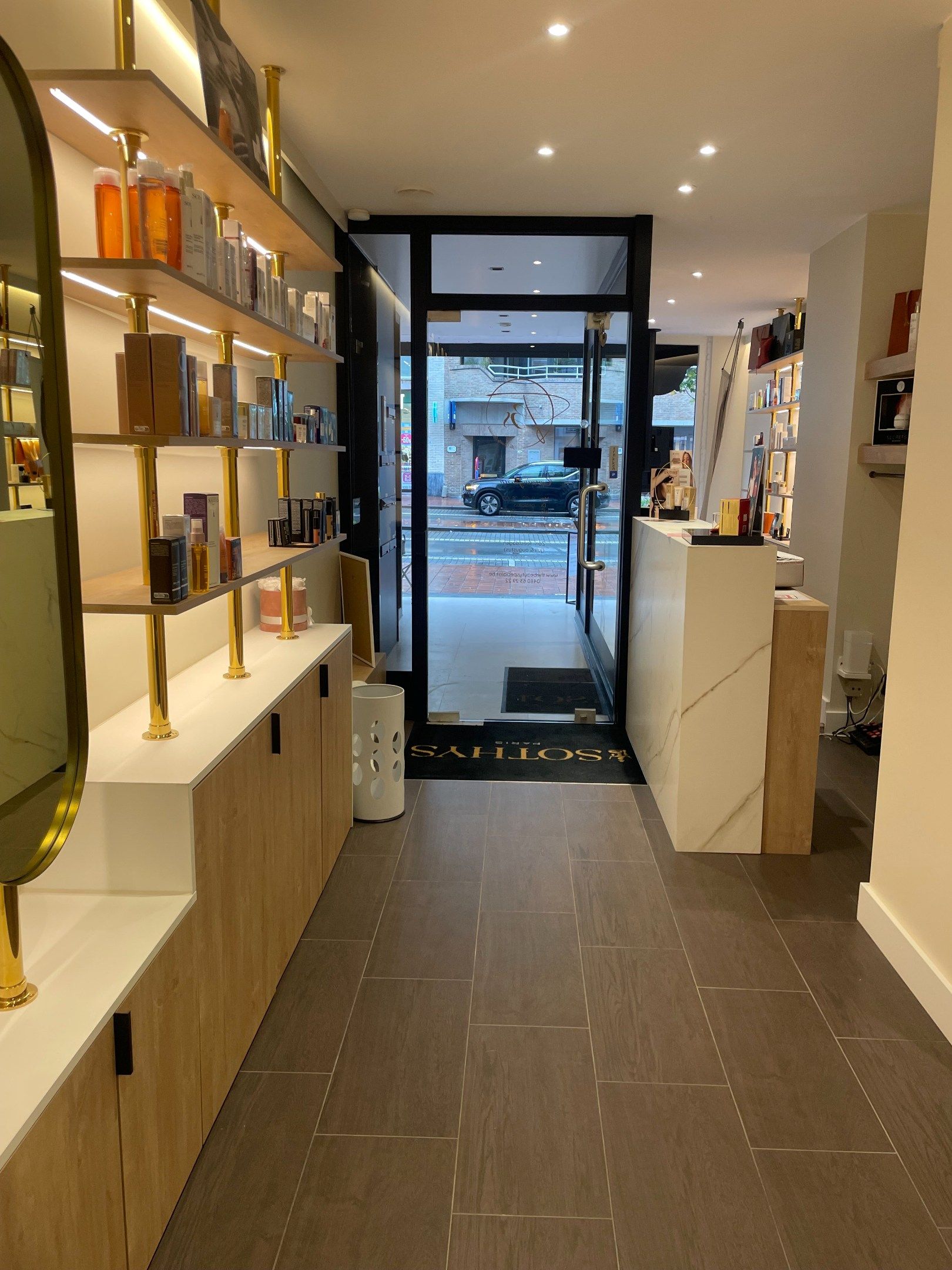 Goed gelegen handelsgelijkvloers gelegen op de Lippenslaan vlakbij het Van Bunnenplein   foto 7