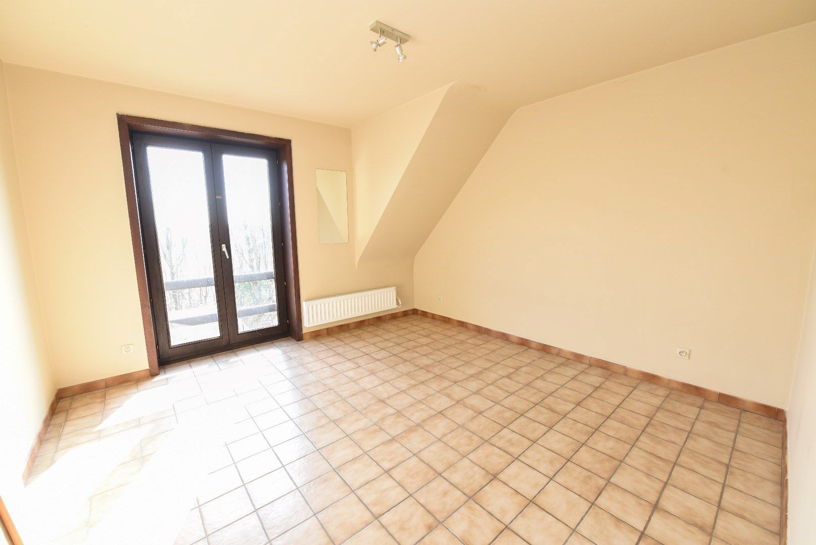 Ruim INSTAPKLAAR appartement te Oeselgem met 2 slaapkamers en GARAGE. foto 7