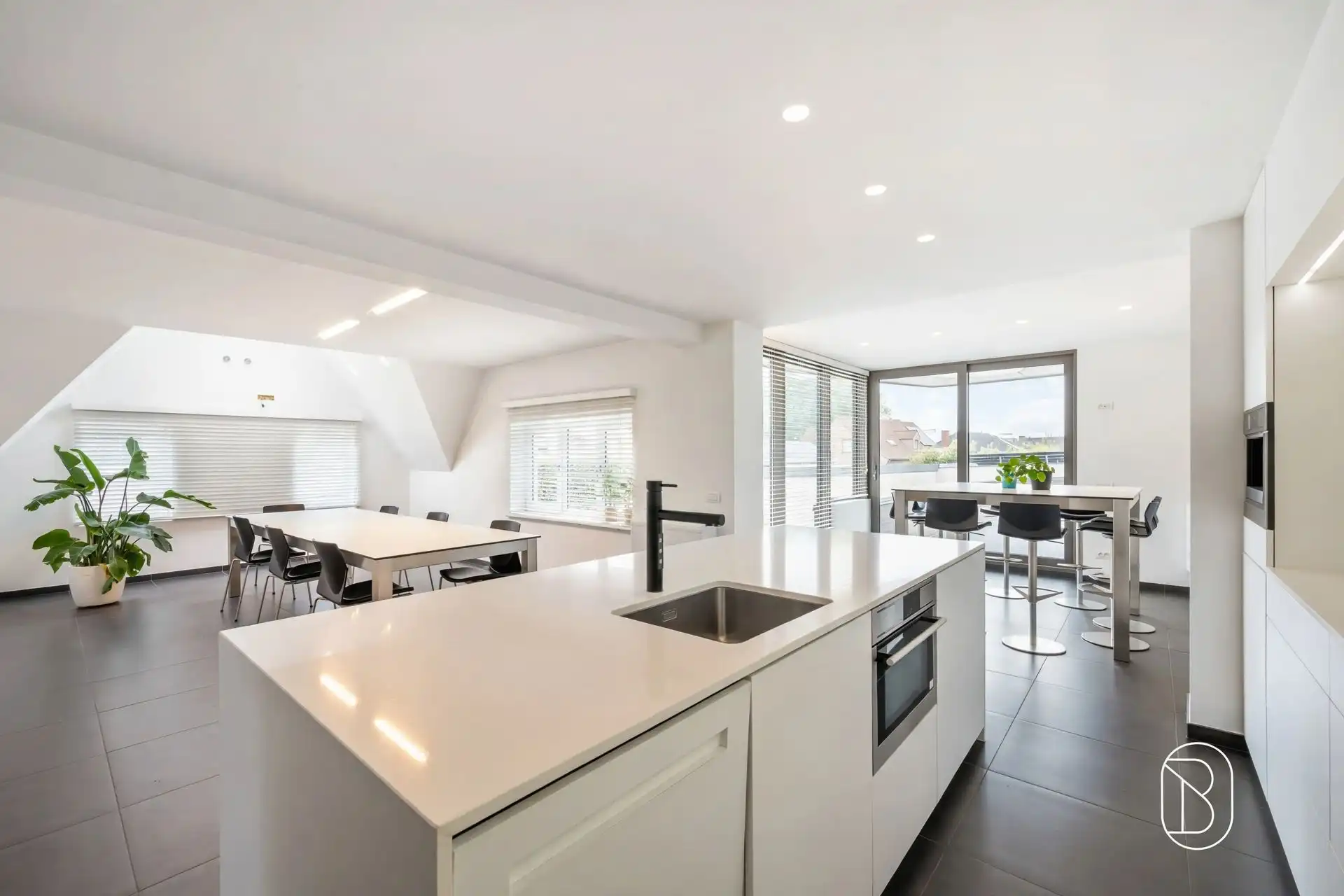 Commercieel gelegen kantoor/praktijk + woonst met atelier foto 19