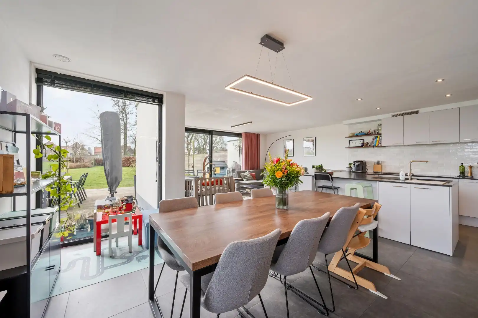 Recente en energiezuinige woning met 3 slaapkamers, ruime garage en tuin. foto 3