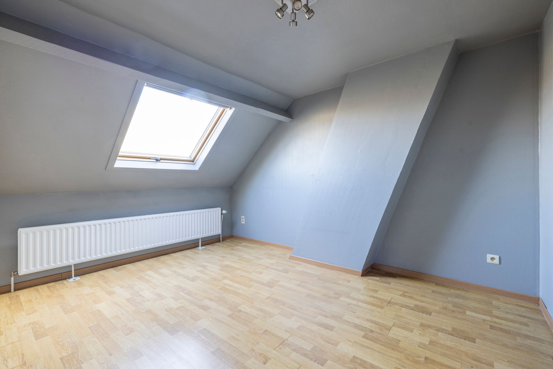 Op te frissen woning 4 slaapkamers en koer te koop! foto 9