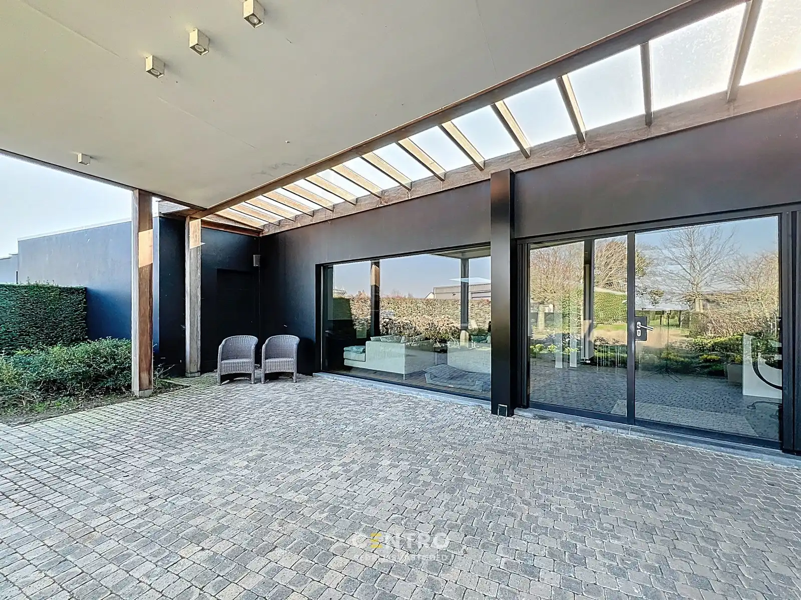Veelzijdig handelspand met luxewoning, showroom met kantoor (kantoor, winkel, vrij beroep,...), magazijnen en garages. foto 9