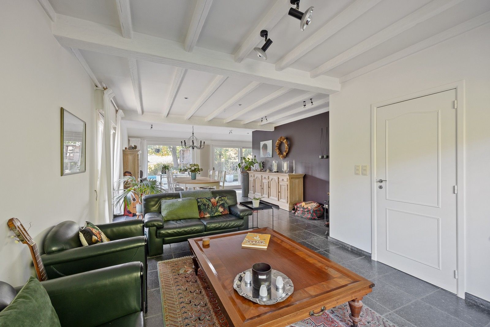 Volledig gemeubeld en instapklare woning met 3 slaapkamers en zeer leuke en zonnige tuin. foto 4