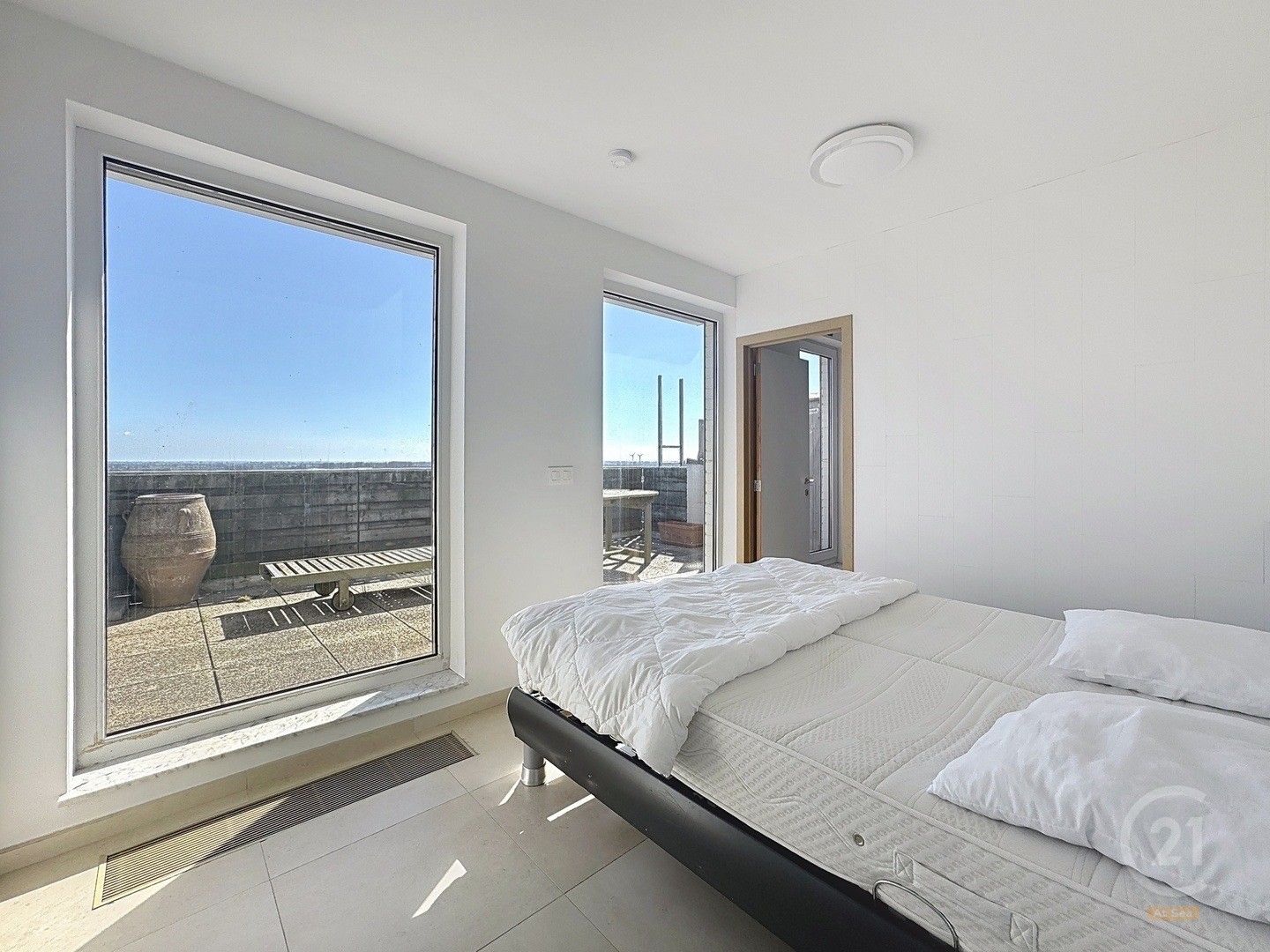 Penthouse appartement met 2 slaapkamers op de zeedijk van Westende foto 12
